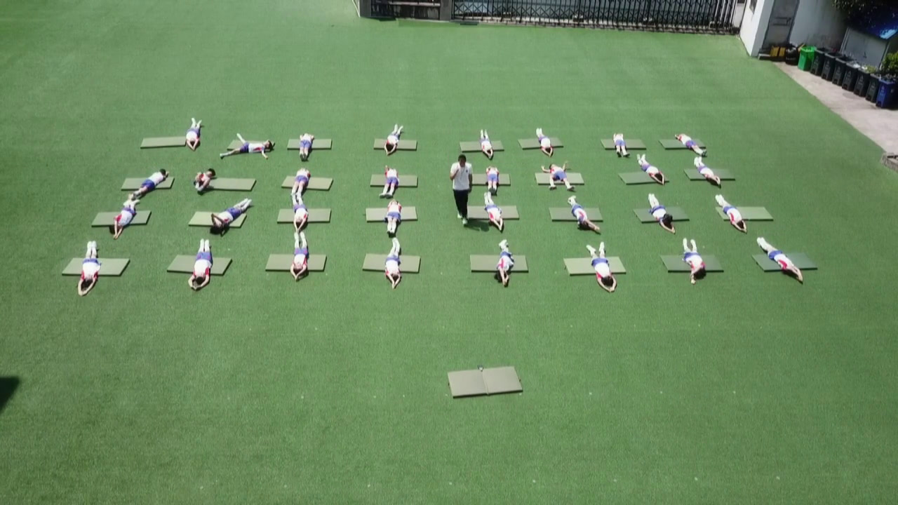 2.人教2011版体育与健康一至二年级《3.直体滚动》浙江省市一等奖
