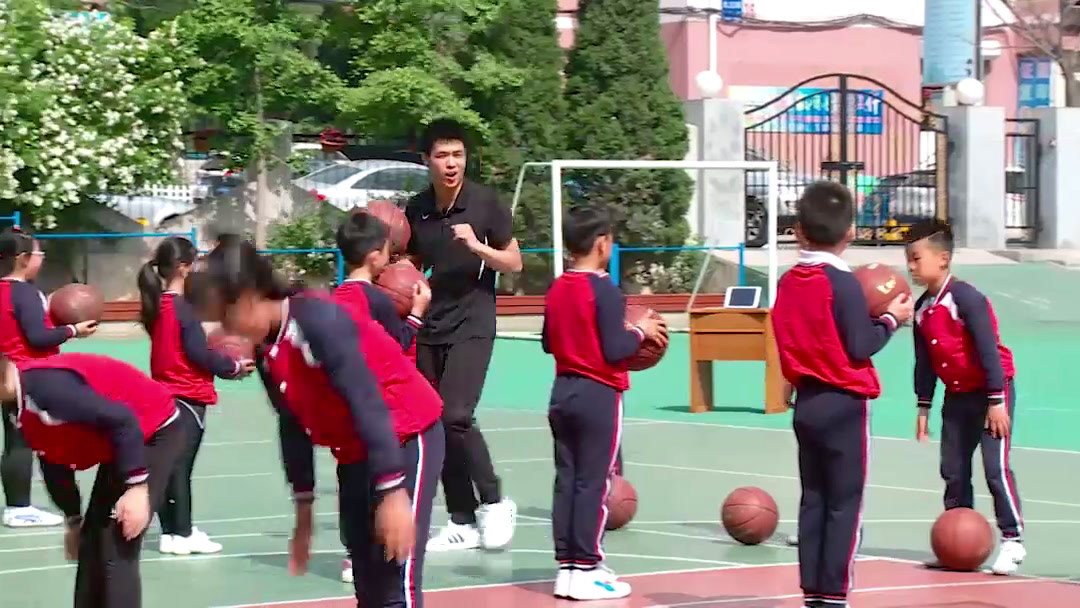 2.人教2011版体育与健康一至二年级《6.投活动篮游戏》辽宁省市一等奖