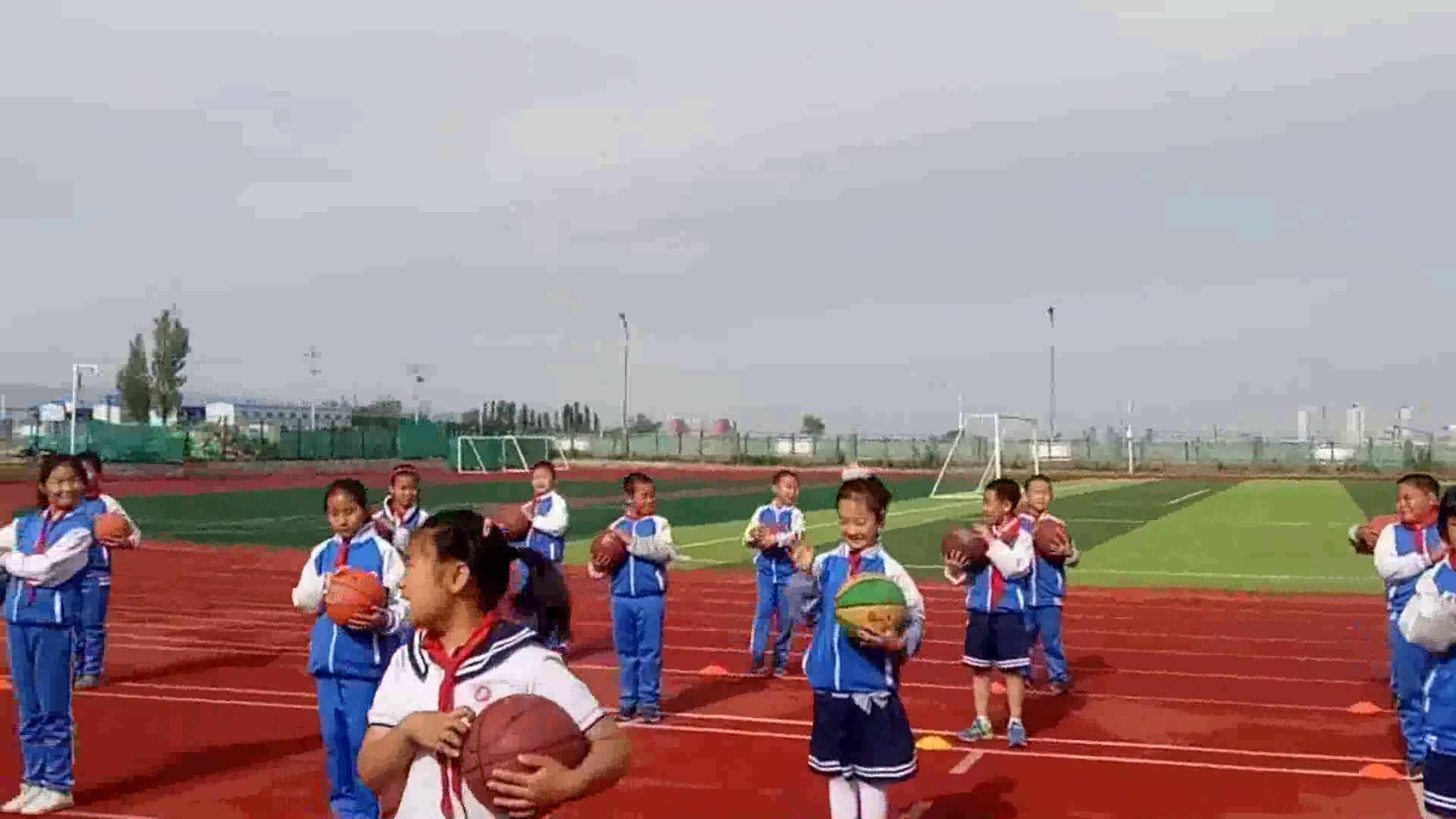 3.人教2011版体育与健康一至二年级《2.球绕环游戏》建设兵团省一等奖