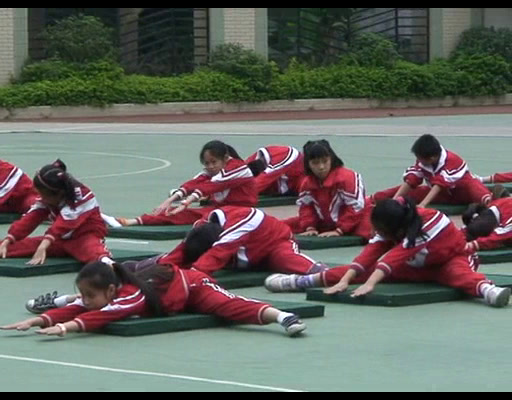 1.人教2011版体育与健康一至二年级《5.横叉》广东省县一等奖