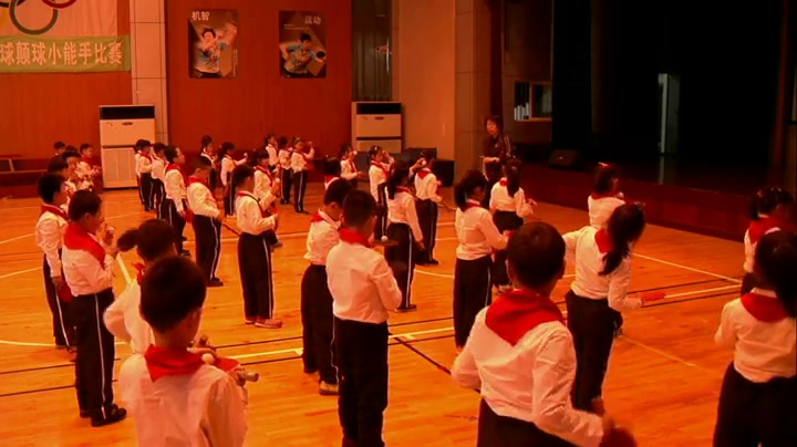 1.人教2011版体育与健康一至二年级《1.握拍与端球比稳游戏》江苏省市一等奖