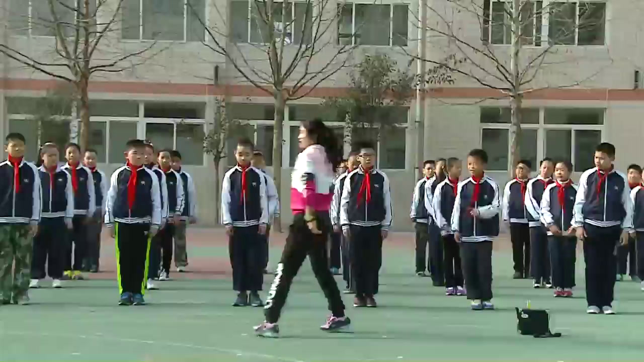人教2011版体育与健康一至二年级《3．在音乐或其他音响伴奏下行进间练习》山东省省一等奖
