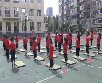 2.人教2011版体育与健康一至二年级《5.蛙泳腿部基本动作》辽宁省市一等奖