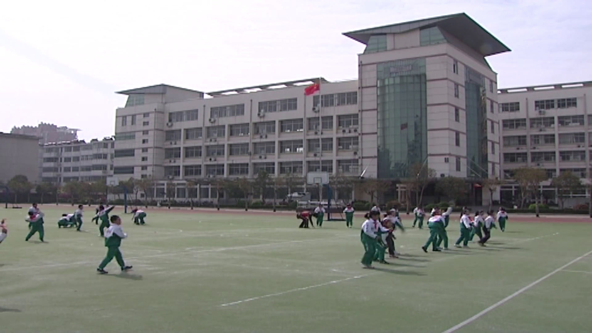 1.人教2011版体育与健康三至四年级《第三节投掷》全国一等奖