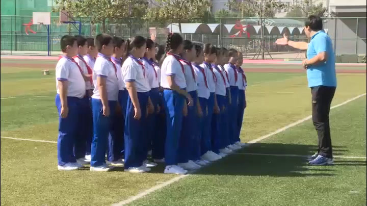 人教2011版体育与健康三至四年级《1.原地投掷沙包（或垒球）》全国一等奖