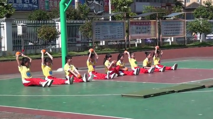 3.人教2011版体育与健康三至四年级《3.双手前掷实心球》全国一等奖