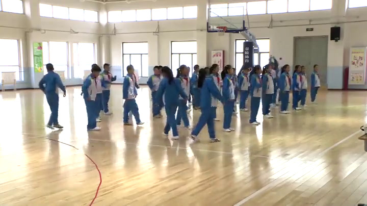 2.人教2011版体育与健康三至四年级《2.侧向助跑跳高》全国一等奖