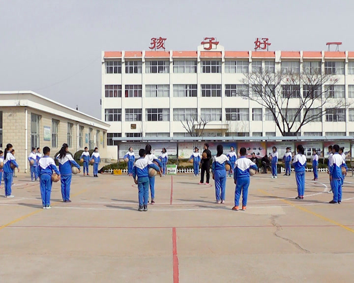 2.人教2011版体育与健康三至四年级《第一节小篮球》山东省省一等奖