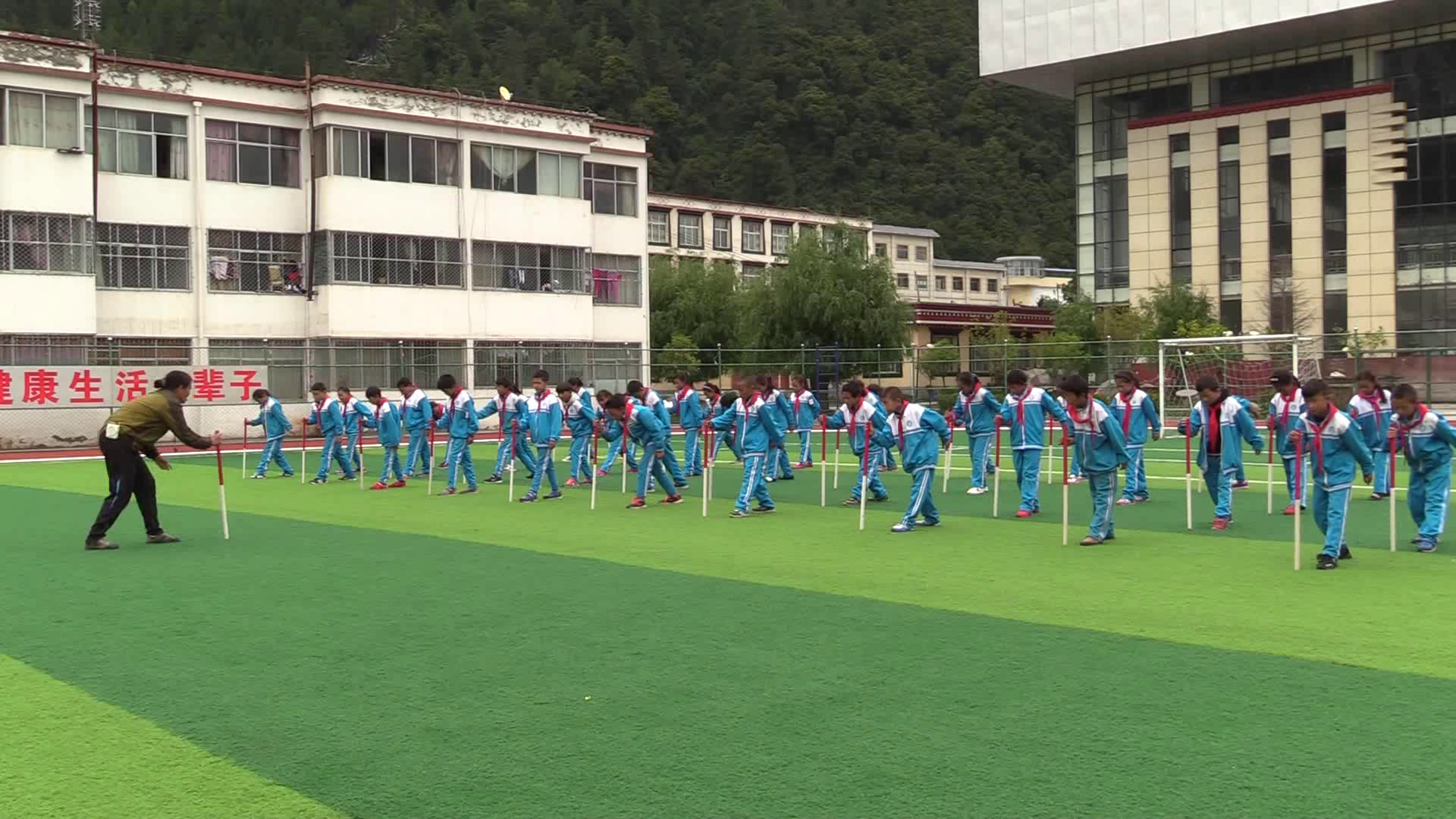 人教2011版体育与健康三至四年级《1.站立式起跑与反应练习和游戏》西藏省一等奖