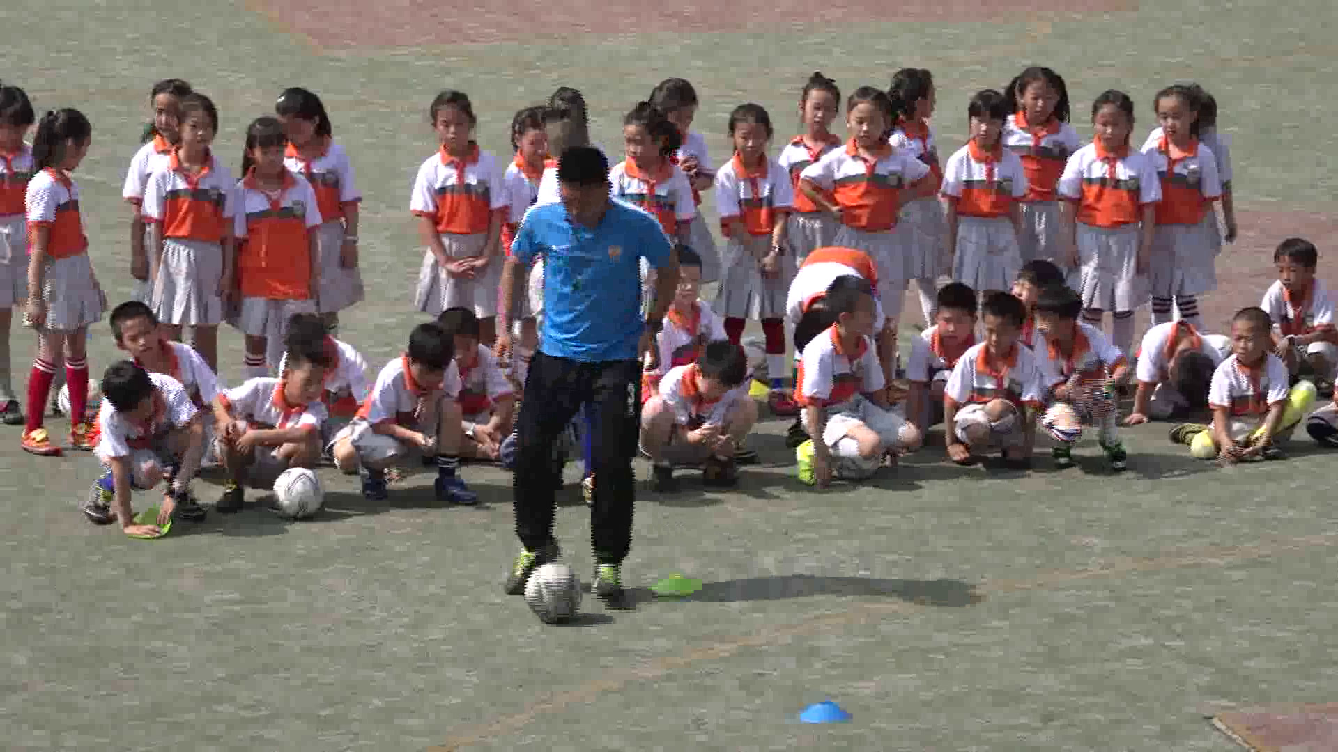 1.人教2011版体育与健康三至四年级《5.脚内侧运球》全国一等奖