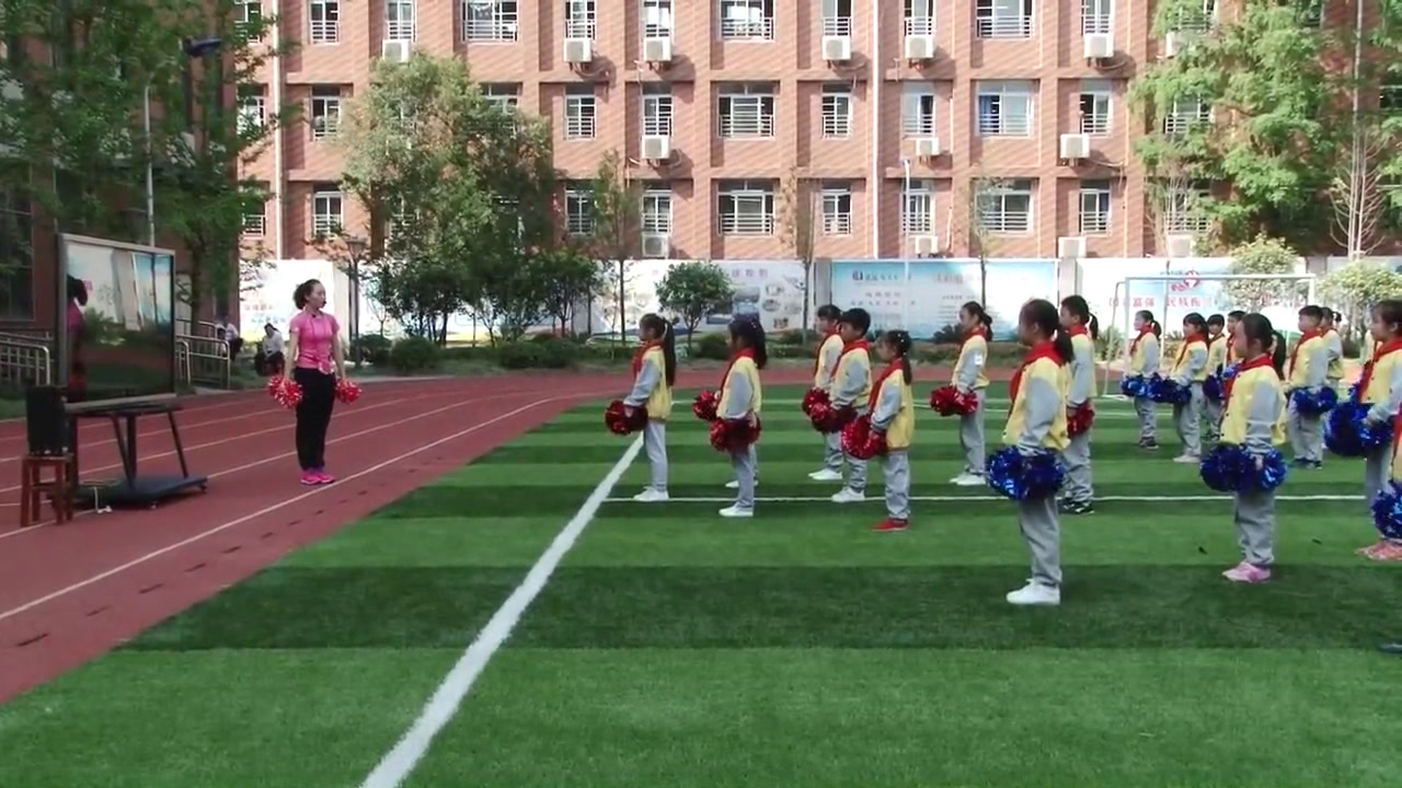 1.人教2011版体育与健康三至四年级《2.基本部位操第五~八节》湖北省省一等奖