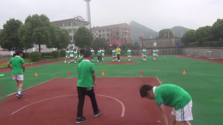 2.人教2011版体育与健康三至四年级《第二节小足球》浙江省省一等奖