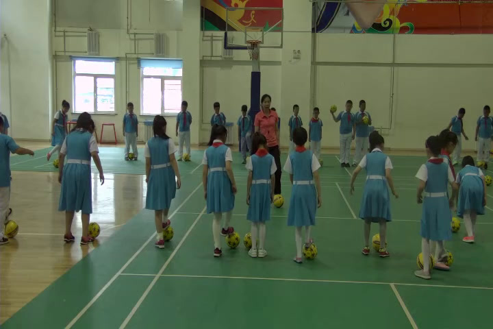 1.人教2011版体育与健康三至四年级《2.脚背正面踢球》黑龙江省一等奖
