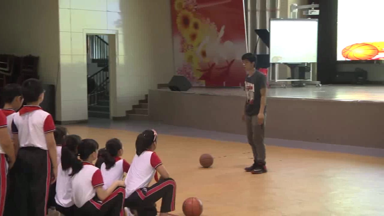 人教2011版体育与健康三至四年级《4.原地双手胸前传接球与游戏和比赛》全国一等奖1