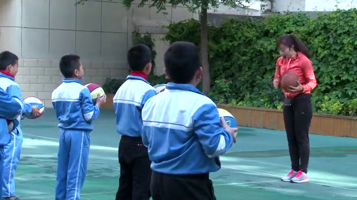 人教2011版体育与健康三至四年级《4.原地双手胸前传接球与游戏和比赛》全国一等奖