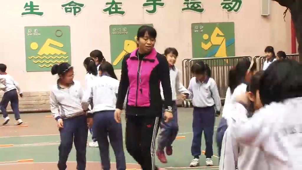 1.人教2011版体育与健康三至四年级《1.单脚交换跳短绳》广东省省一等奖