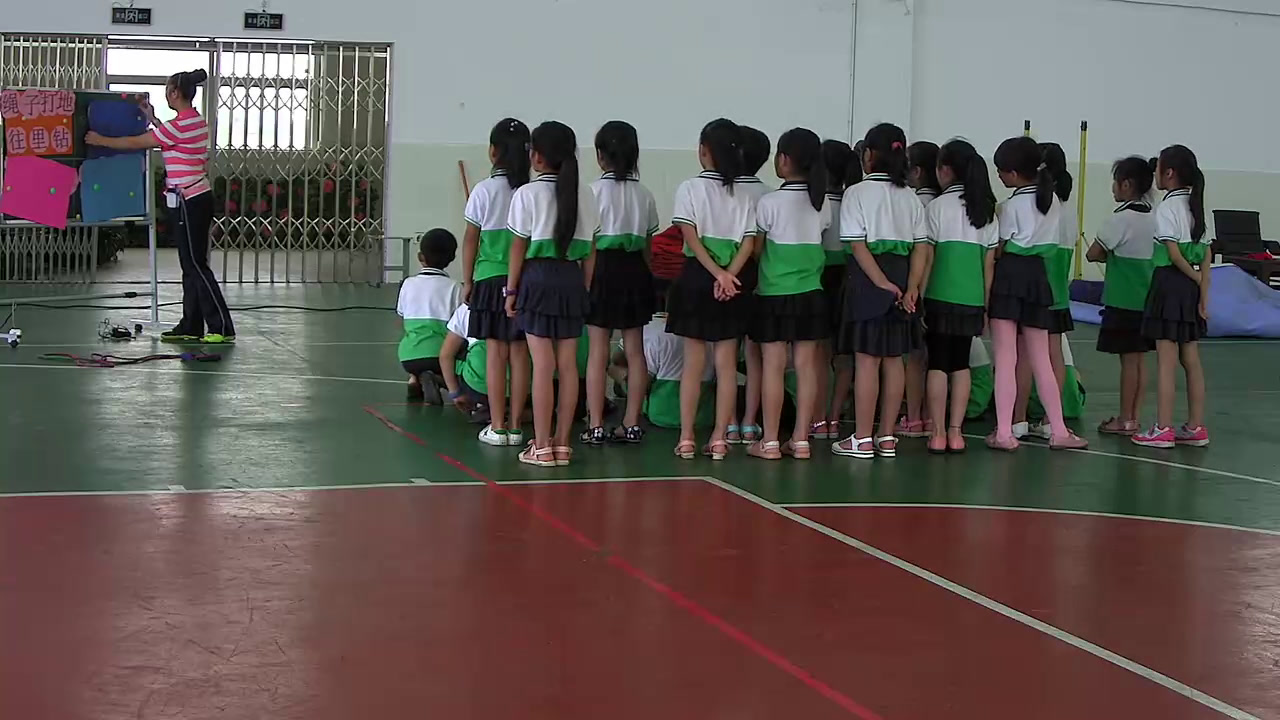 2.人教2011版体育与健康三至四年级《2.“8”字跳长绳》湖南省省一等奖