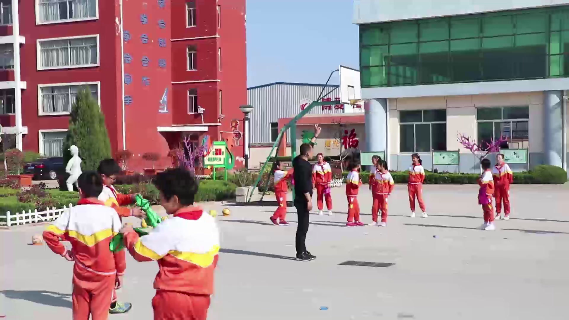 2.人教2011版体育与健康三至四年级《4.脚底接地滚球》全国一等奖