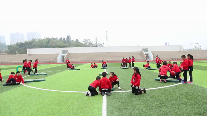 3.人教2011版体育与健康三至四年级《1.前滚翻》重庆市省一等奖