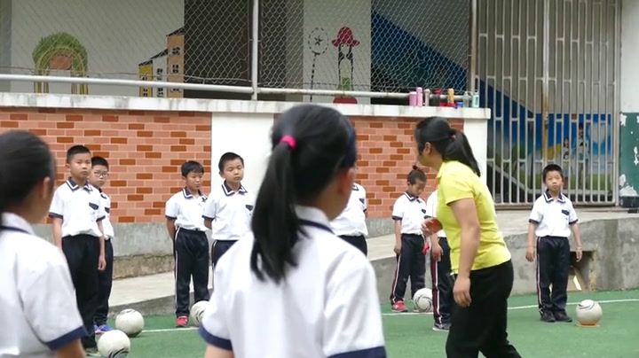 1.人教2011版体育与健康三至四年级《2.脚背正面踢球》全国一等奖