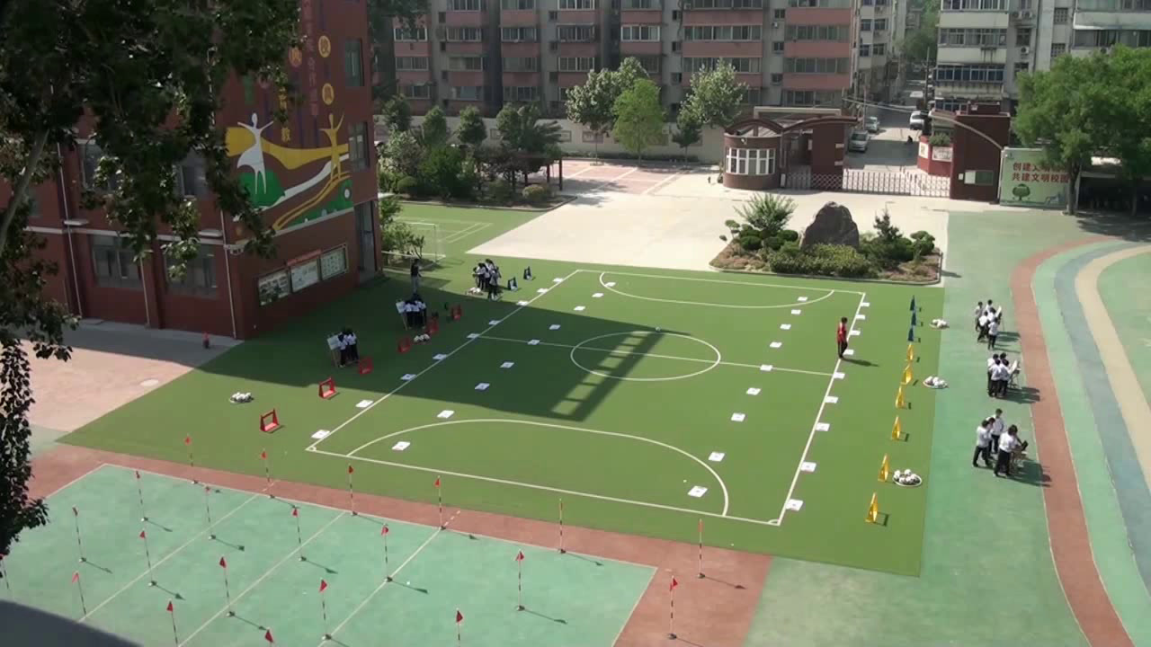 1.人教2011版体育与健康三至四年级《1.脚内侧踢球》全国一等奖