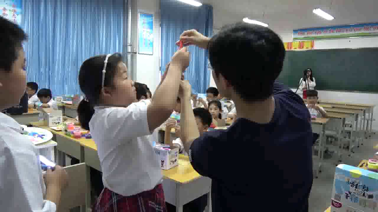 人美2011版美术一上《第15课神气的小厨师》河南李老师-市一等奖