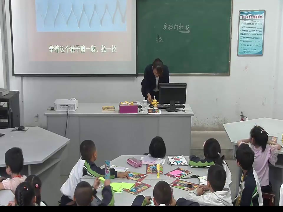 人美2011版美术一上《第14课多彩的拉花》新疆侯老师-市一等奖