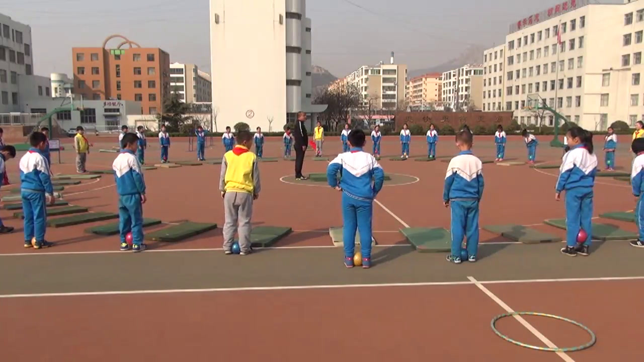 1.人教2011版体育与健康三至四年级《第三节技巧》山东省省一等奖