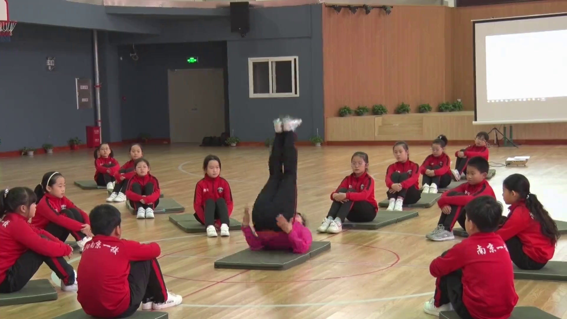 2.人教2011版体育与健康三至四年级《6.肩肘倒立》全国一等奖