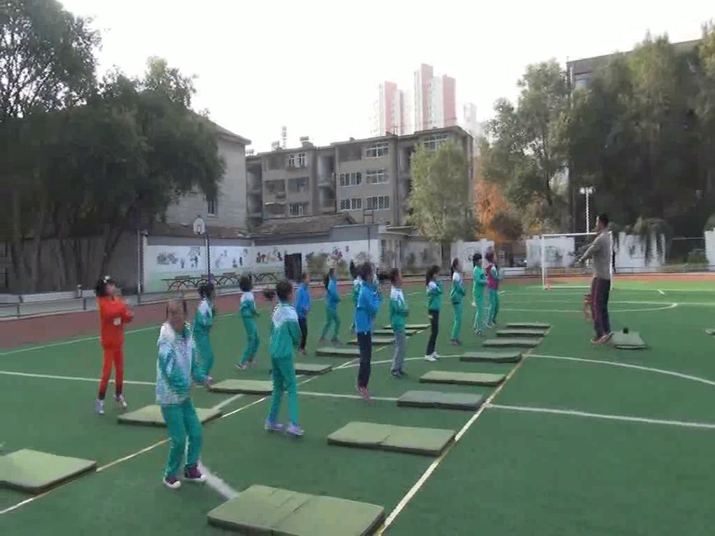 人教2011版体育与健康三至四年级《4.发展后滚翻能力�…》青海省省一等奖