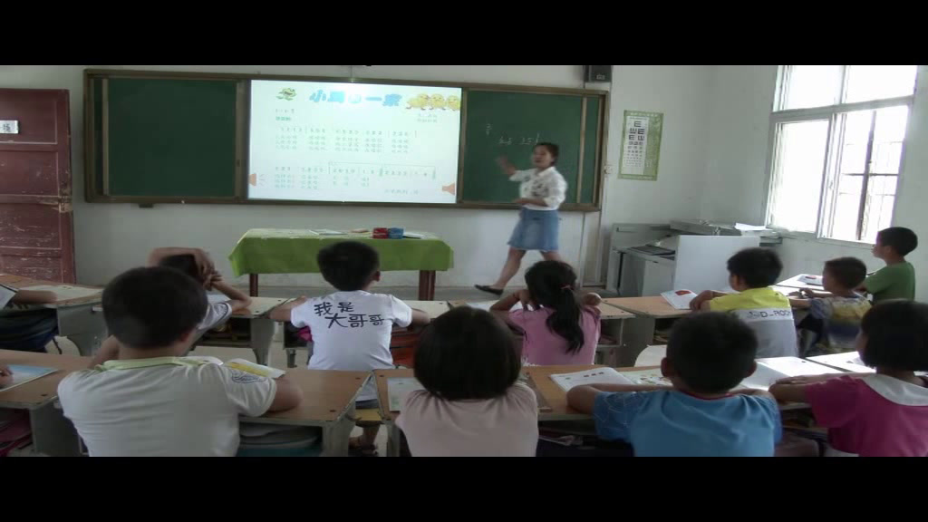 人音版音乐二上《演唱小鸡的一家》河南梁老师-市一等奖