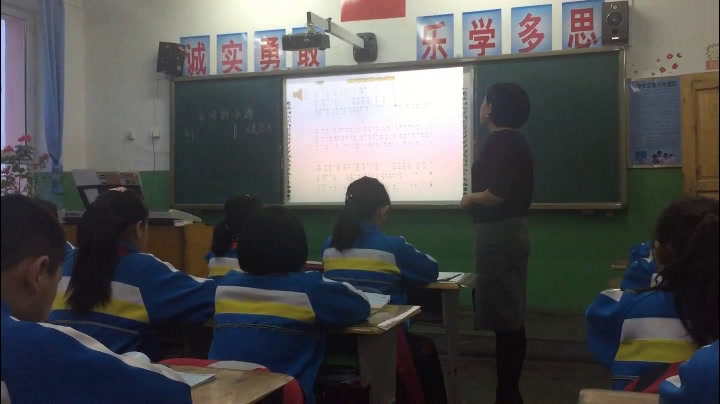 人音版音乐五上《演唱乡间的小路》新疆李老师-省一等奖