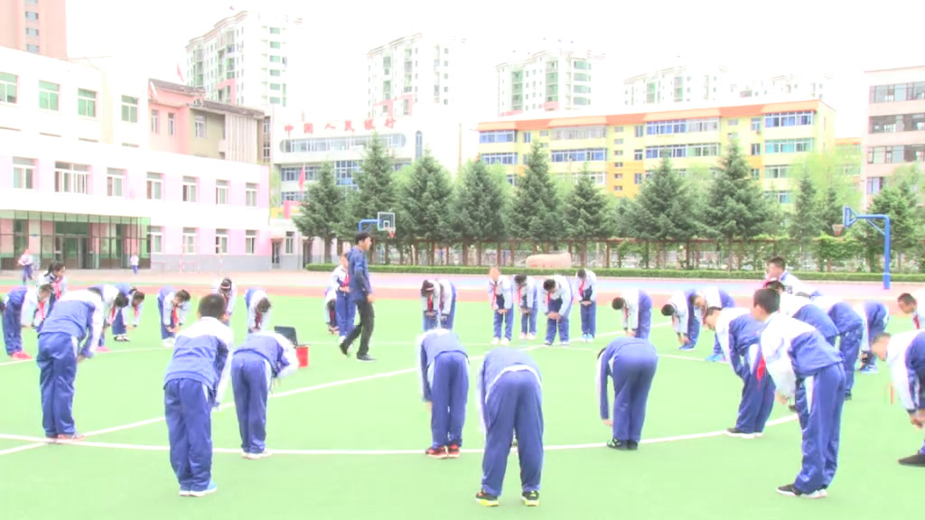 人教2011版体育与健康三至四年级《2.侧踢腿》辽宁王老师-市一等奖