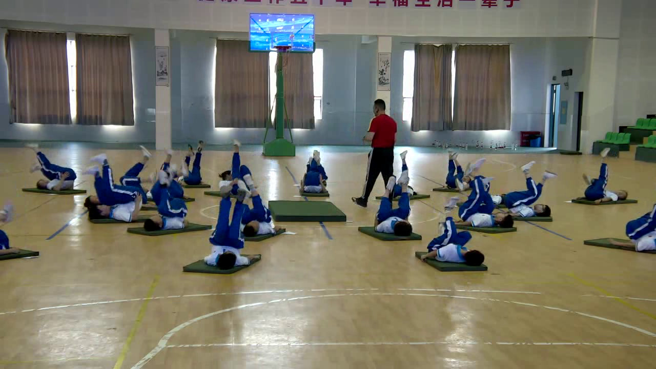 人教2011版体育与健康三至四年级《6.肩肘倒立》湖南易老师-省一等奖