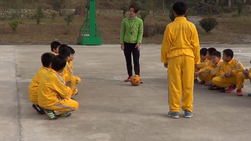 人教2011版体育与健康三至四年级《3.脚内侧接地滚球》江西蔡老师-市一等奖