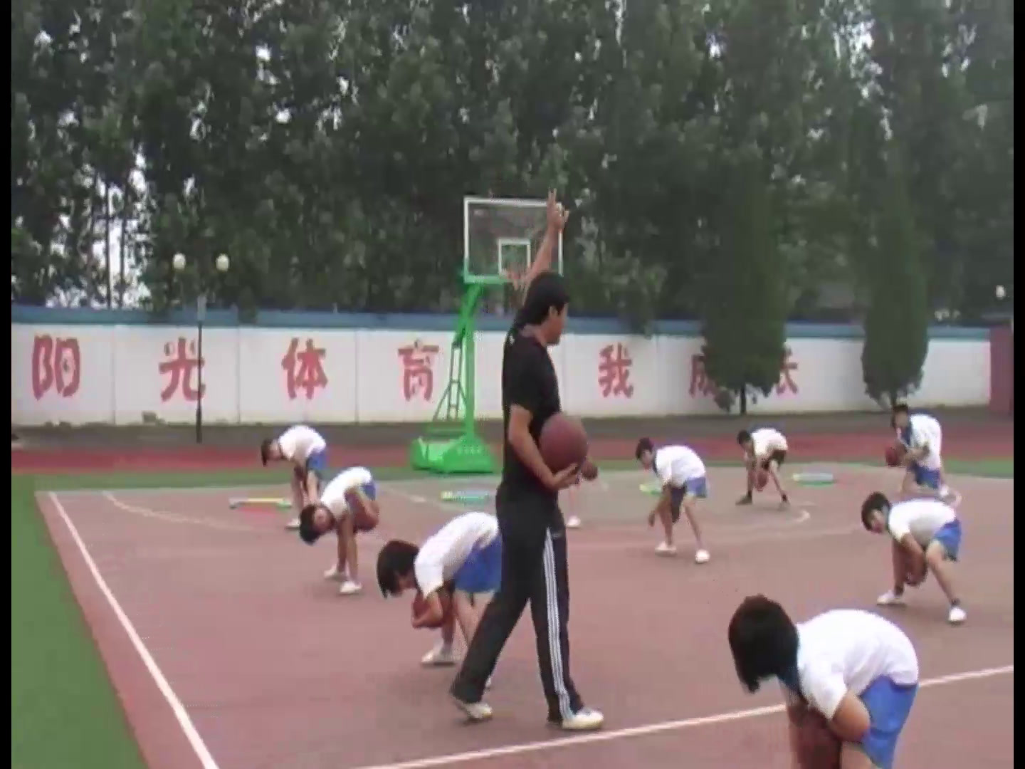 人教2011版体育与健康三至四年级《4.原地双手胸前传，》北京市老师-省一等奖