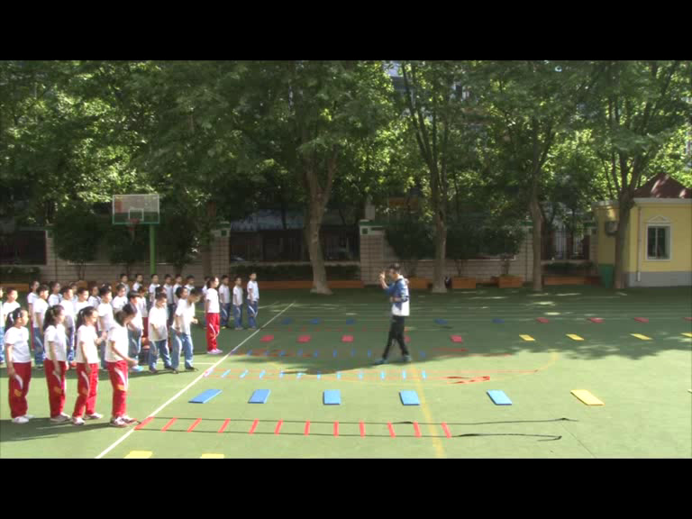 人教2011版体育与健康三至四年级《2.途中跑练习与游戏》江西老师-省一等奖