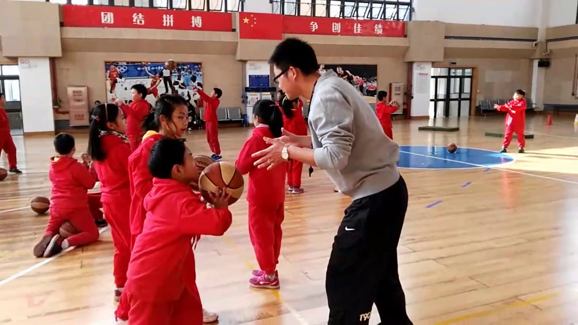 人教2011版体育与健康三至四年级《3.原地双手胸前传接球》安徽陈老师-省一等奖