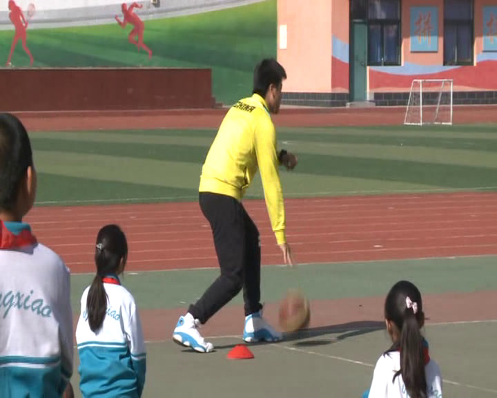 人教2011版体育与健康三至四年级《1.熟悉球性练习与，》北京市刘老师-省一等奖