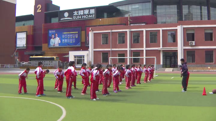 人教2011版体育与健康三至四年级《1.熟悉球性练习与，》吉林车老师-省一等奖