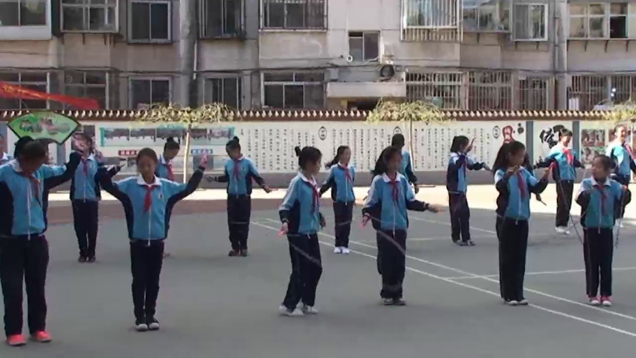 人教2011版体育与健康三至四年级《1.单脚交换跳短绳》河北老师-省一等奖