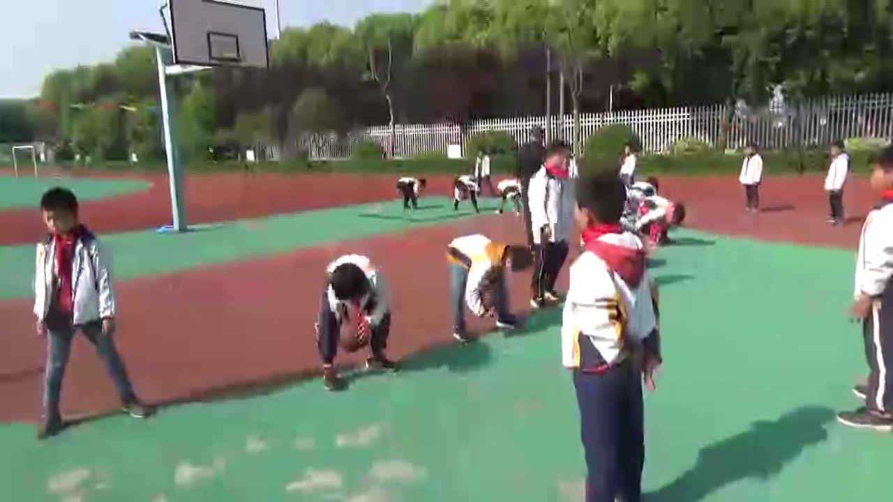 人教2011版体育与健康三至四年级《5.原地双手胸前投，》江苏余老师-市一等奖