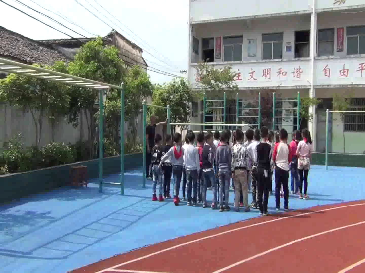 人教2011版体育与健康三至四年级《4.发展悬垂能力的，》安徽老师-市一等奖