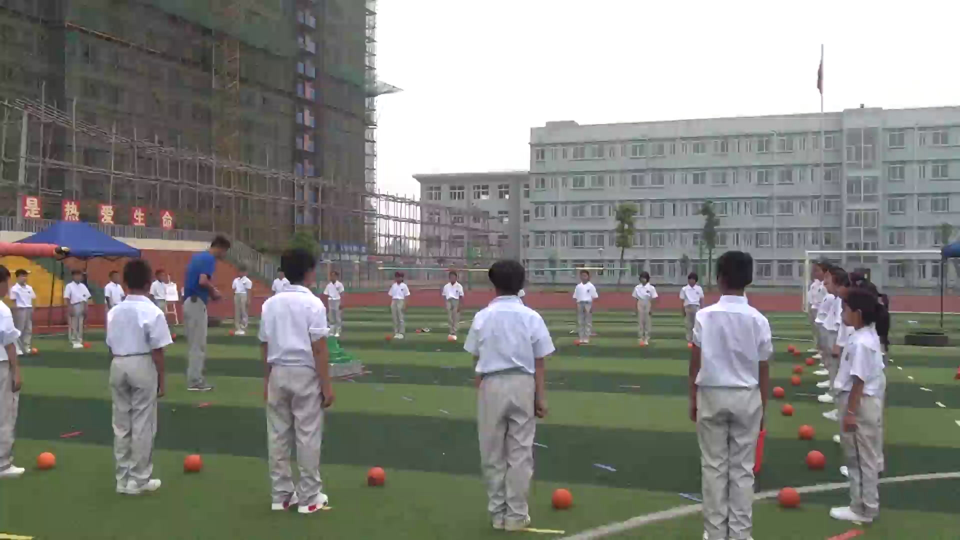 人教2011版体育与健康五至六年级《2.双手从头后向前，》安徽李老师-全国一等奖
