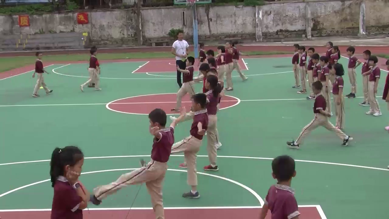 人教2011版体育与健康三至四年级《1.上步搂手马步击掌》广东牛老师-市一等奖