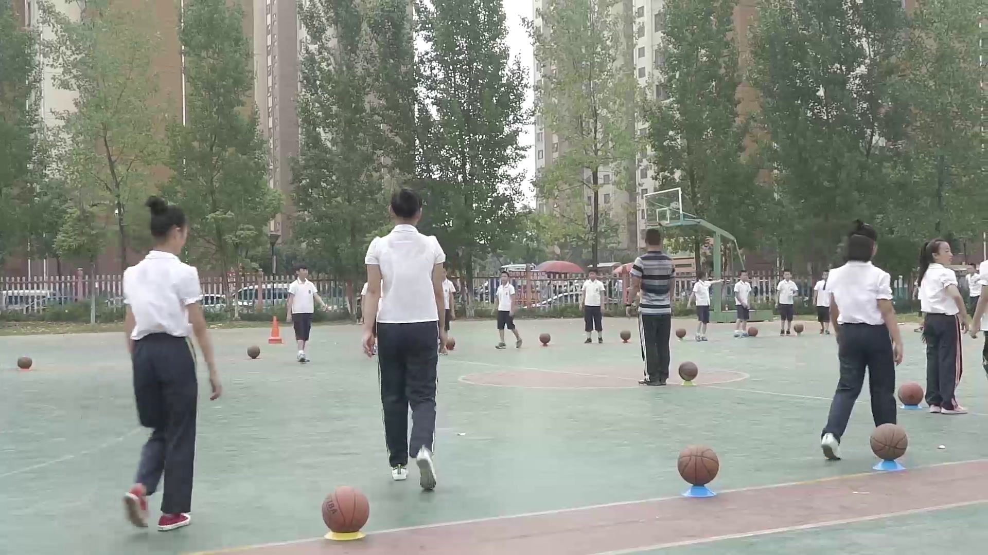 人教2011版体育与健康五至六年级《4.体前变向换手运，》安徽赵老师-全国一等奖