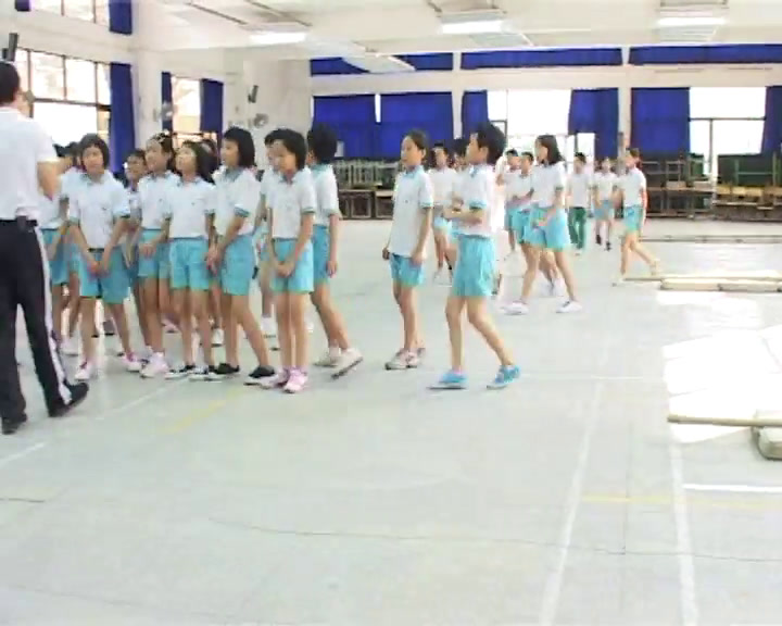 人教2011版体育与健康三至四年级《3.低单杠跳上成，》广东陈老师-县级优课