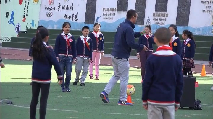 人教2011版体育与健康五至六年级《2.小足球》青海王老师-省一等奖