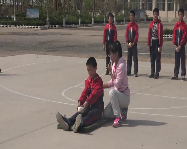 人教2011版体育与健康五至六年级《3.双手从头后向前，》山东杨老师-全国一等奖