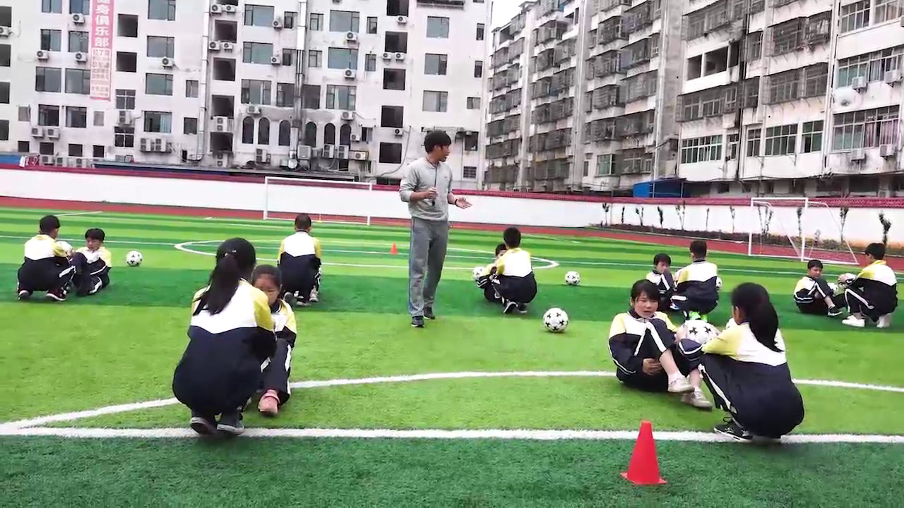 人教2011版体育与健康五至六年级《3.脚背正面射门及，》江西何老师-全国一等奖